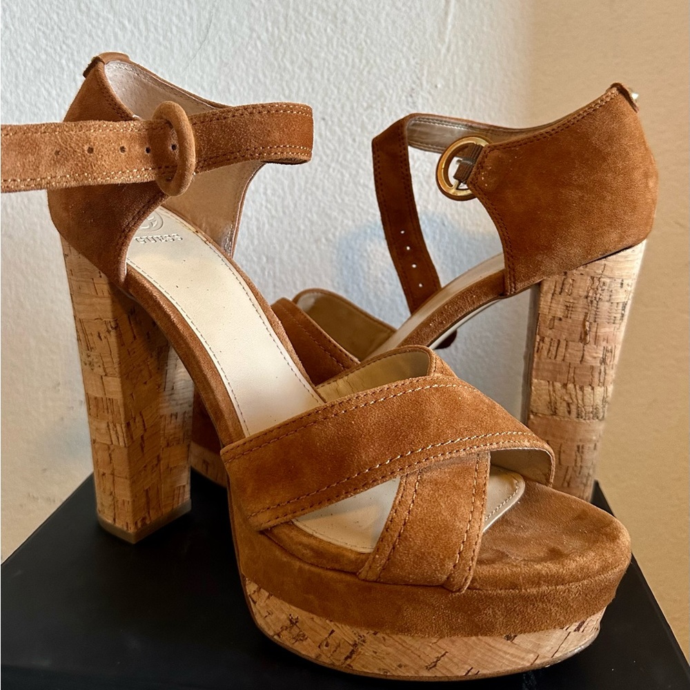 GUESS PLATFORM HEELS